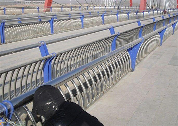 衢州不锈钢复合管护栏一种安全而耐用的防护解决方案