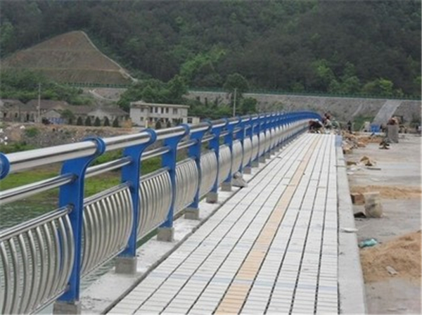 衢州不锈钢桥梁护栏的特性及其在现代建筑中的应用
